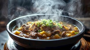 热气腾腾的美味牛肉石锅