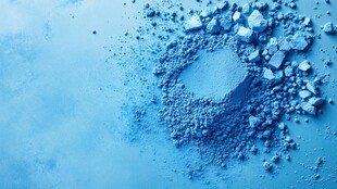 蓝色粉末与碎块特写画面