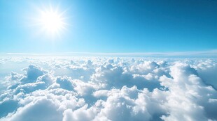 蓝天之上的阳光与云海