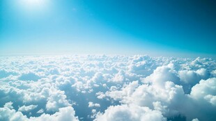 俯瞰云海 阳光照耀蓝天