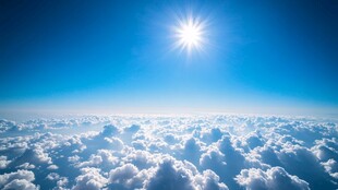 蓝天之上的耀眼阳光与云海