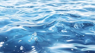 清澈水波中的灵动水滴