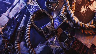 精美皮具与绳索的质感组合