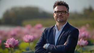 男士于荷花池畔自信留影