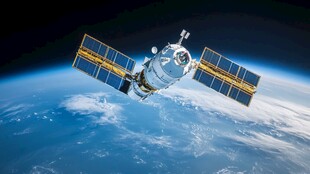 太空卫星在地球轨道飞行