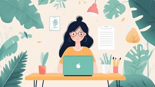 女孩桌前用笔记本电脑办公