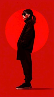 黑衣酷者立于红背景前