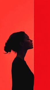 红色背景下的女性剪影