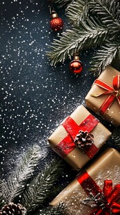 圣诞礼物与松枝装饰场景