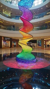 商场内绚丽多彩螺旋艺术装置
