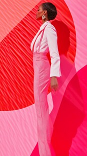 时尚女士于粉色背景的优雅姿态