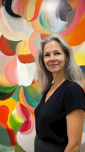 艺术家与多彩抽象画作前