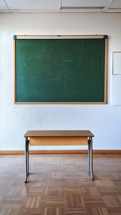 空旷教室中的课桌椅与黑板