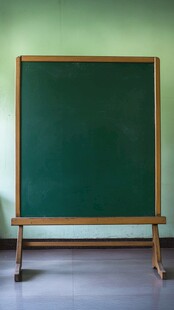 教室中的立式绿色小黑板