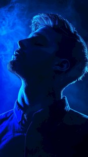 蓝调光影下的男性酷帅剪影