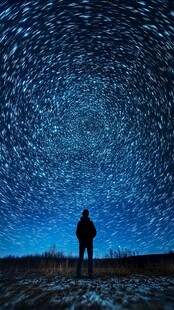 仰望星空的孤独身影