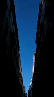 窄巷之上的澄澈蓝天