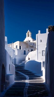 圣托里尼白色小巷与钟楼