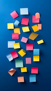彩色便签散落蓝色背景