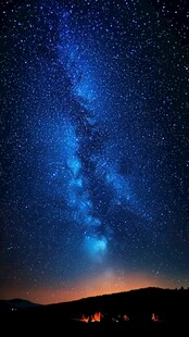 梦幻星空下的静谧山野