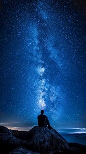 静坐观星人 浩瀚星空为伴