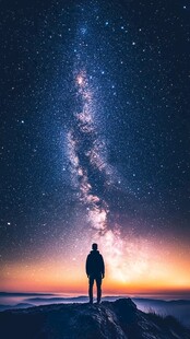 仰望星空的孤独身影