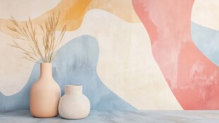 抽象墙前的简约花瓶摆件