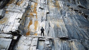 悬崖上的独行者