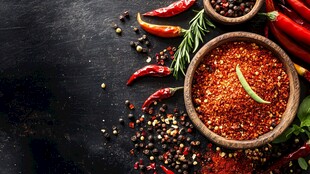 多样香料摆放在深色背景上