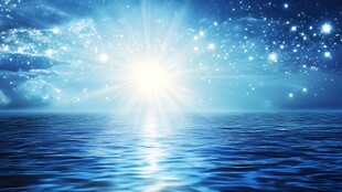 梦幻星空下的静谧海洋