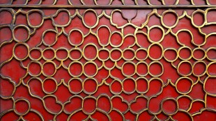 红底金色精美镂空纹饰