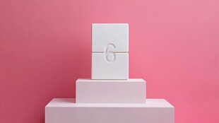 粉色背景上的白色立方体