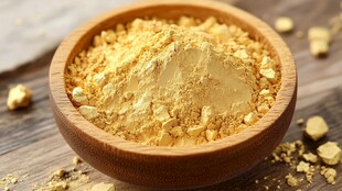 木碗中的姜黄粉