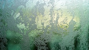 窗上水珠模糊的户外景色