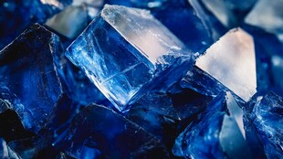 蓝色透明冰块特写