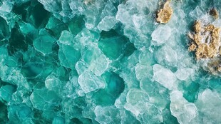 蓝绿色碎冰特写