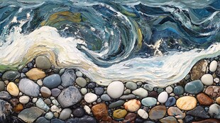 海浪拍打五彩鹅卵石画面