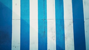 蓝白条纹墙面纹理特写