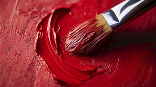 红漆画笔创作瞬间