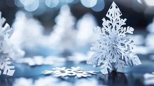 精致纸艺雪花营造冬日氛围