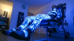 科幻躺椅上的发光服饰体验