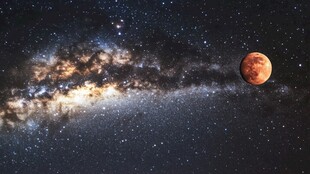 梦幻星空与红月同框