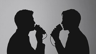 两人用简易话筒对话剪影