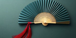 古典折扇 红穗装饰韵味足