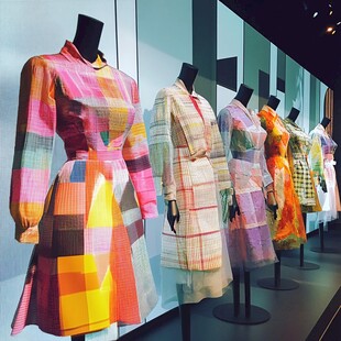 多彩拼接时装展示于展厅