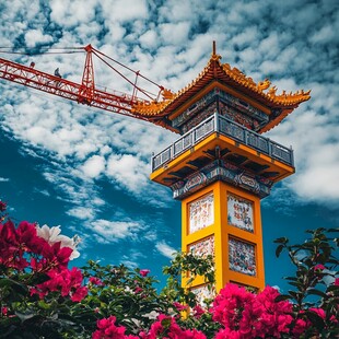 中式塔楼与红色起重机景观