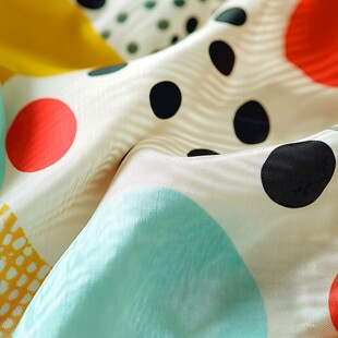 多彩波点图案布料特写