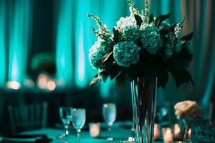 梦幻蓝调婚礼桌花布置