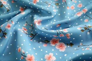 蓝底樱花波点丝绸面料