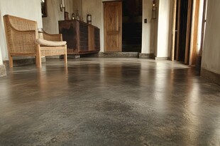 简约室内的木质家具与地板